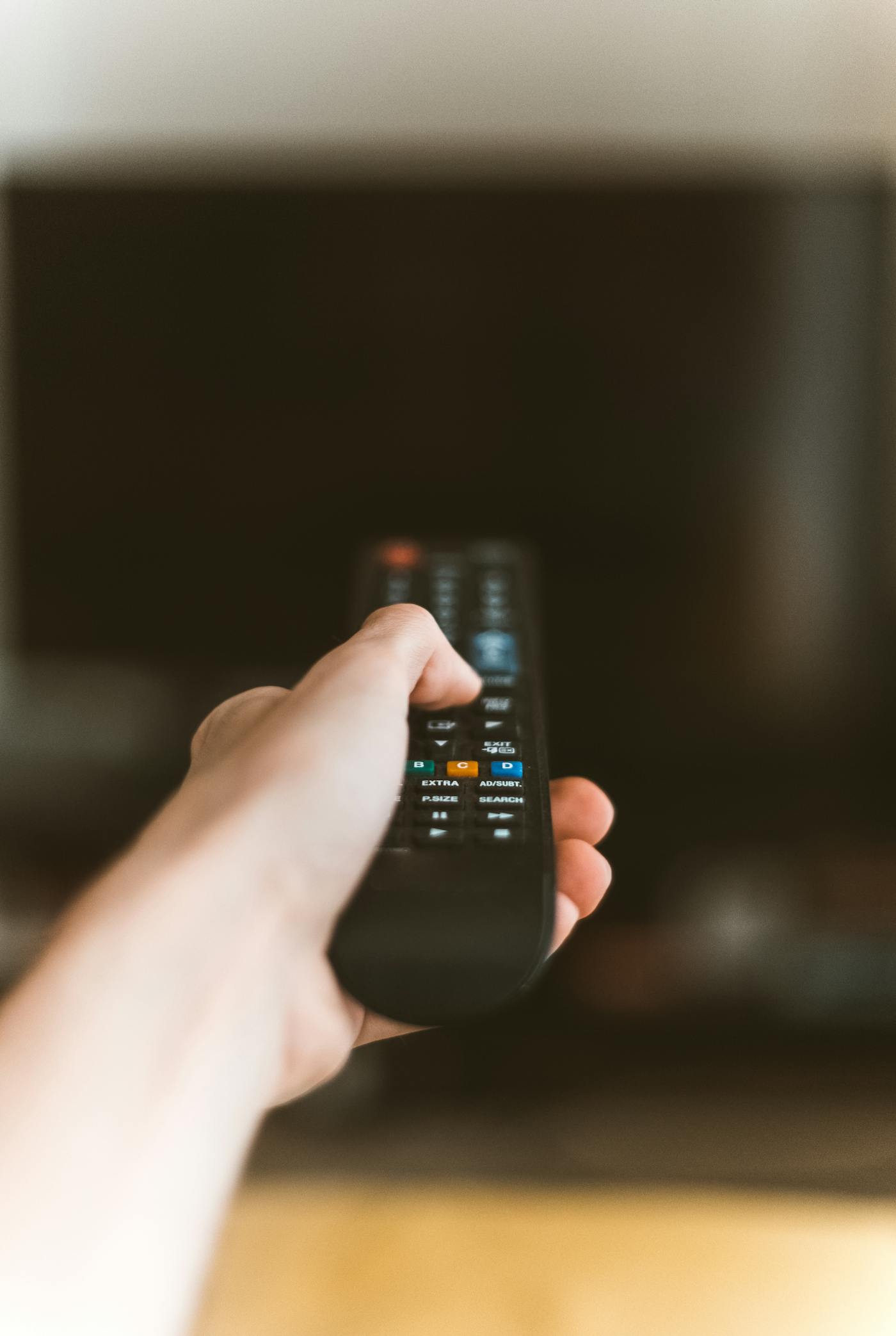 Télécommande pointée vers un téléviseur